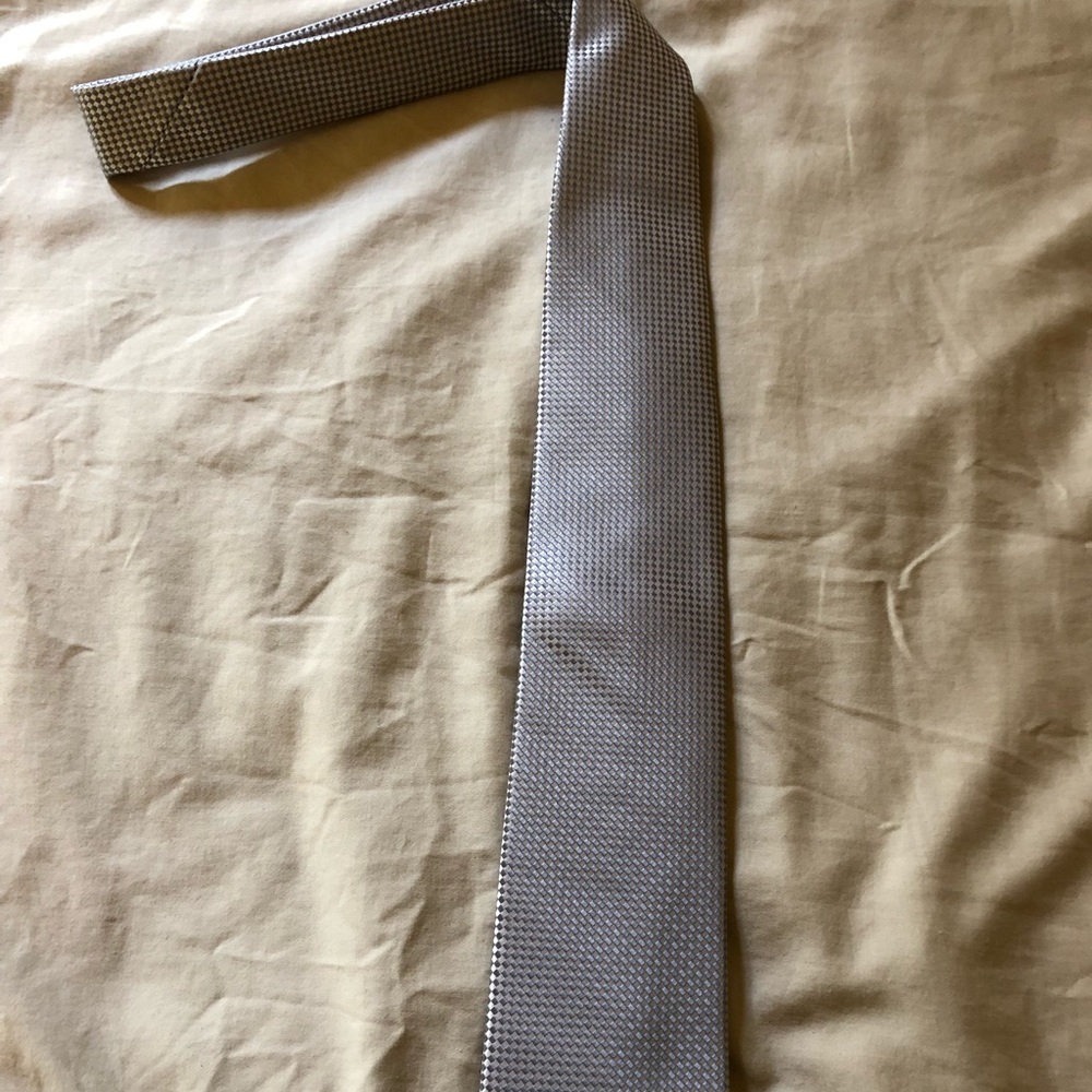 Men’s silver and gray diamond pattern necktie